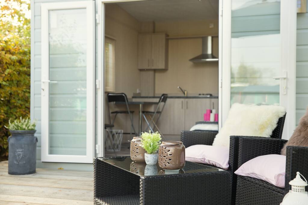 Terras met luxe loungeset.