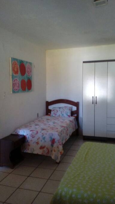 Quarto 1 - Possui uma cama de casal e uma de solteiro