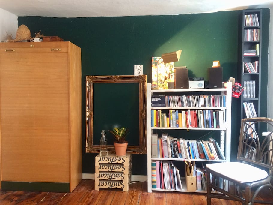 Die Wand in eurem Zimmer mit vielen tollen CD‘s DVD‘s (wir haben einen Beamer!!) und Büchern