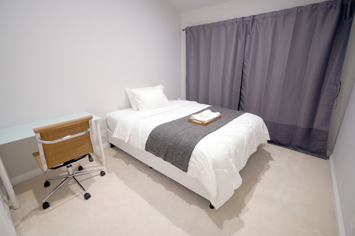 غرفة النوم 3 | سرير بحجم كوين | خزانة ملابس | فراش مميز ، لحاف وستائر معتِّمة