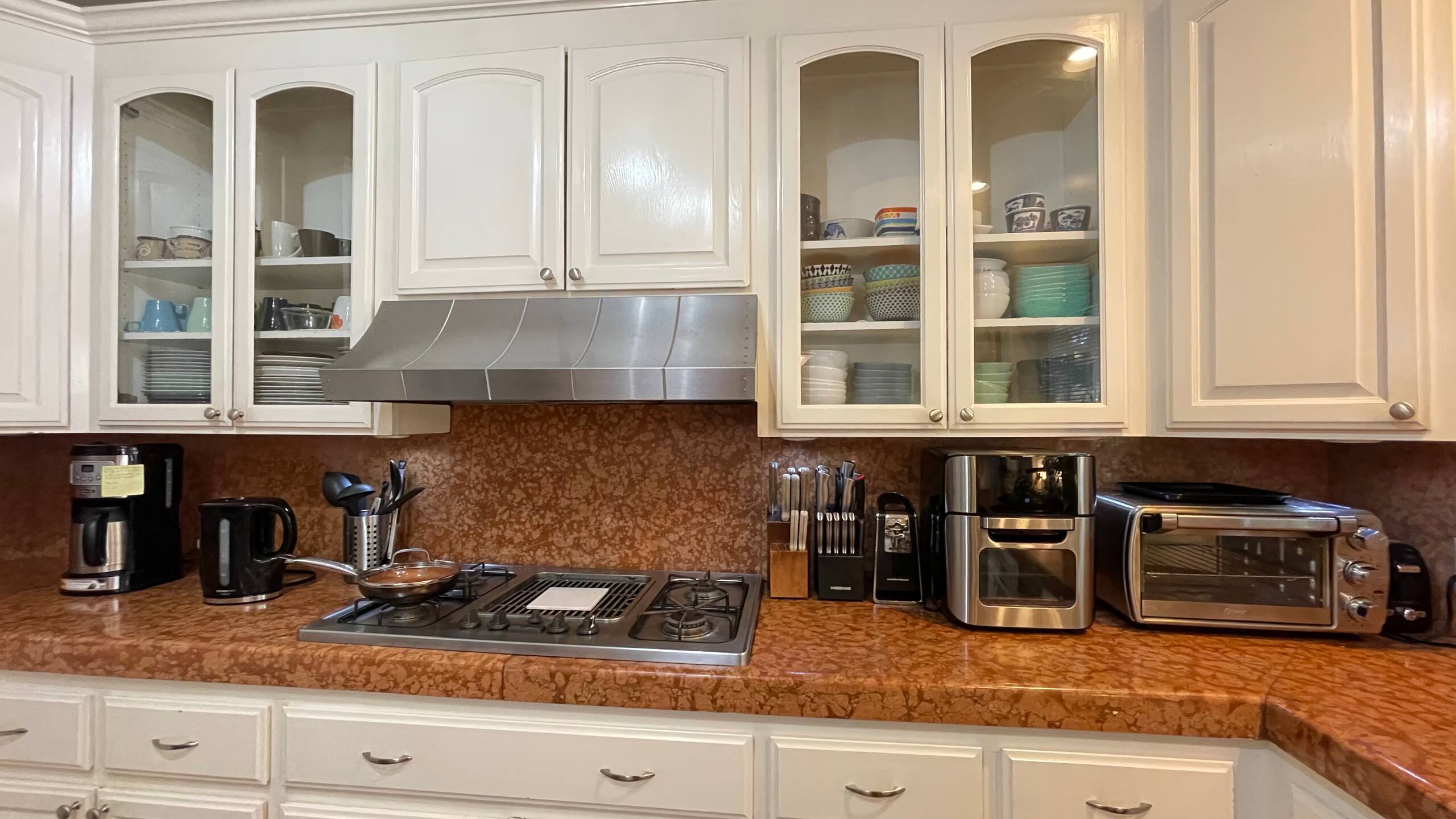 Marble & Hardwood Estate, Gourmet Kitchen - Photo 88