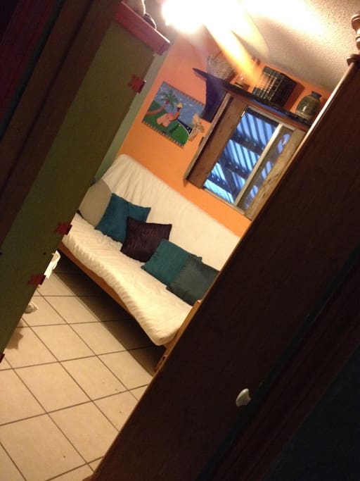 En la recámara de la entrada tenemos un sofá cama, closet y una decoraciòn que les darà tranquilidad