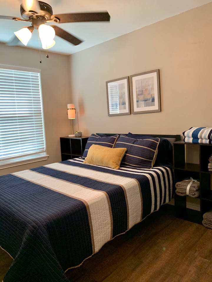 غرفة النوم رقم1: سرير بحجم كبير 