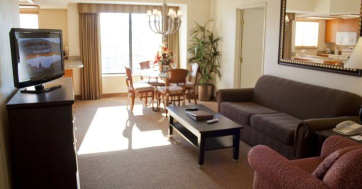 Disfruta de un tiempo de descanso en tu espaciosa sala de estar