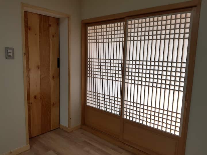 นี่เป็นห้องออนดอลฉันตกแต่งอย่างอบอุ่นมากขึ้นในขณะที่รักษาที่พักและการตกแต่งเหมือนตอนเด็กๆ