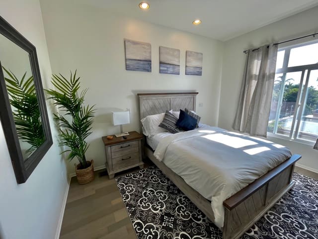 Beautiful La Jolla Village Home, Sleeps 9 gallery image 2