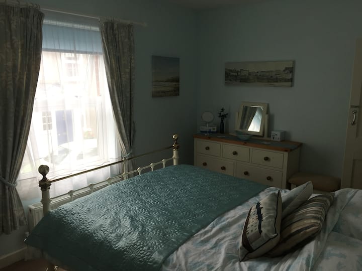 Glavna spavaća soba sa spojenim WC-om.