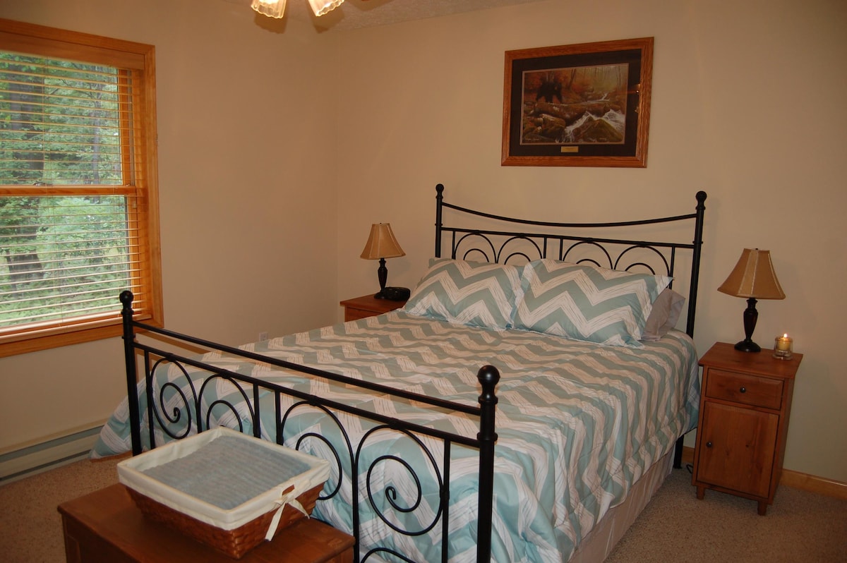 Otra vista del dormitorio del nivel principal con una cama tamaño queen.