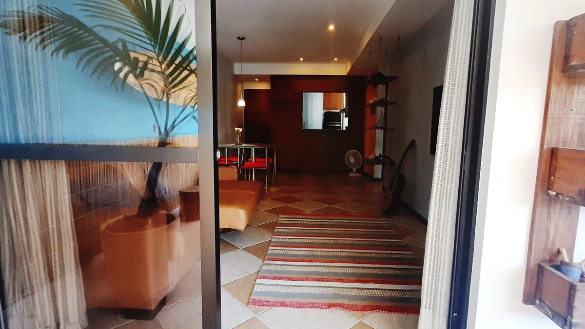 נוף מהמרפסת, לכיוון הסלון וברקע מטבח אמריקאי. 