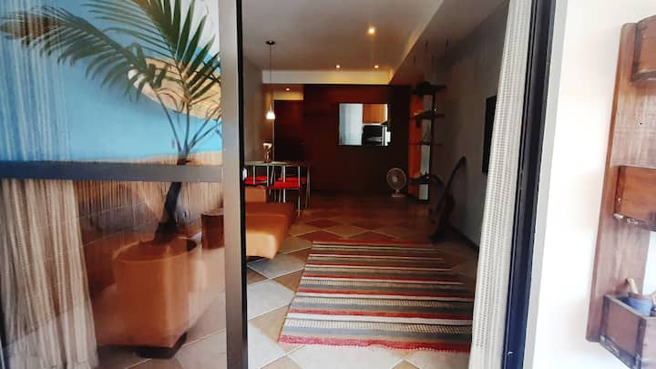 إطلالة من الشرفة ، نحو غرفة المعيشة وفي الخلفية المطبخ الأمريكي. 