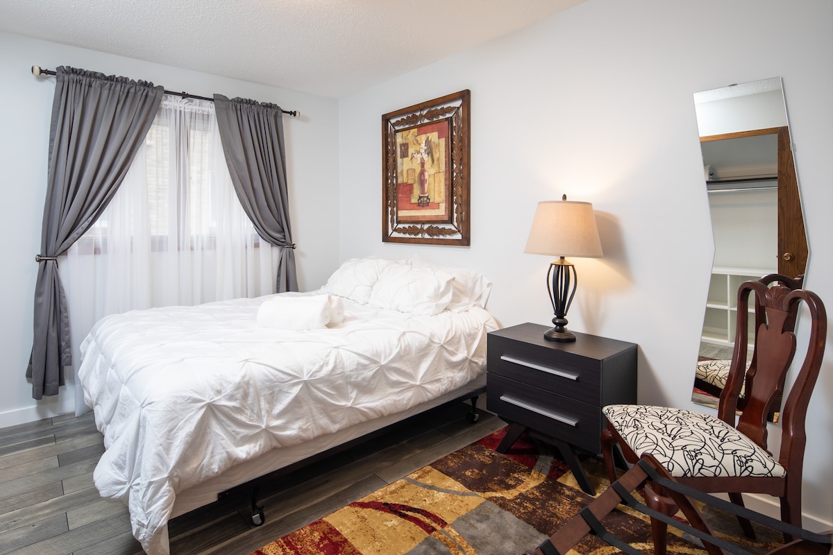 მე-2 საძინებელი იდენტურია მეორე საძინებლისგან.  Ორივე საძინებელს აქვს ოთახის გამუქებული ფარდებიც. 