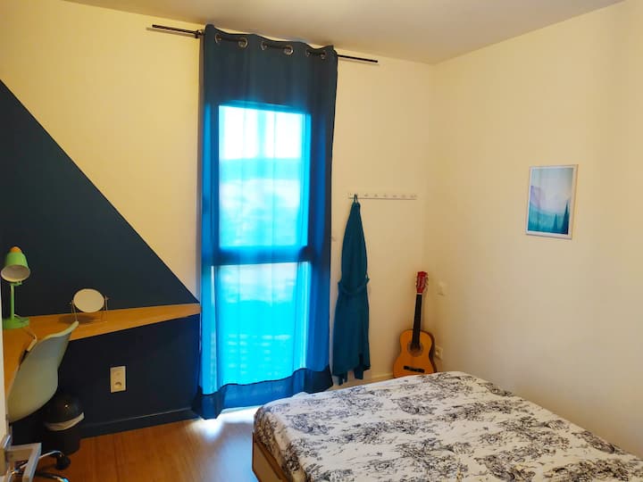 Plava soba s 1 bračnim krevetom, na katu