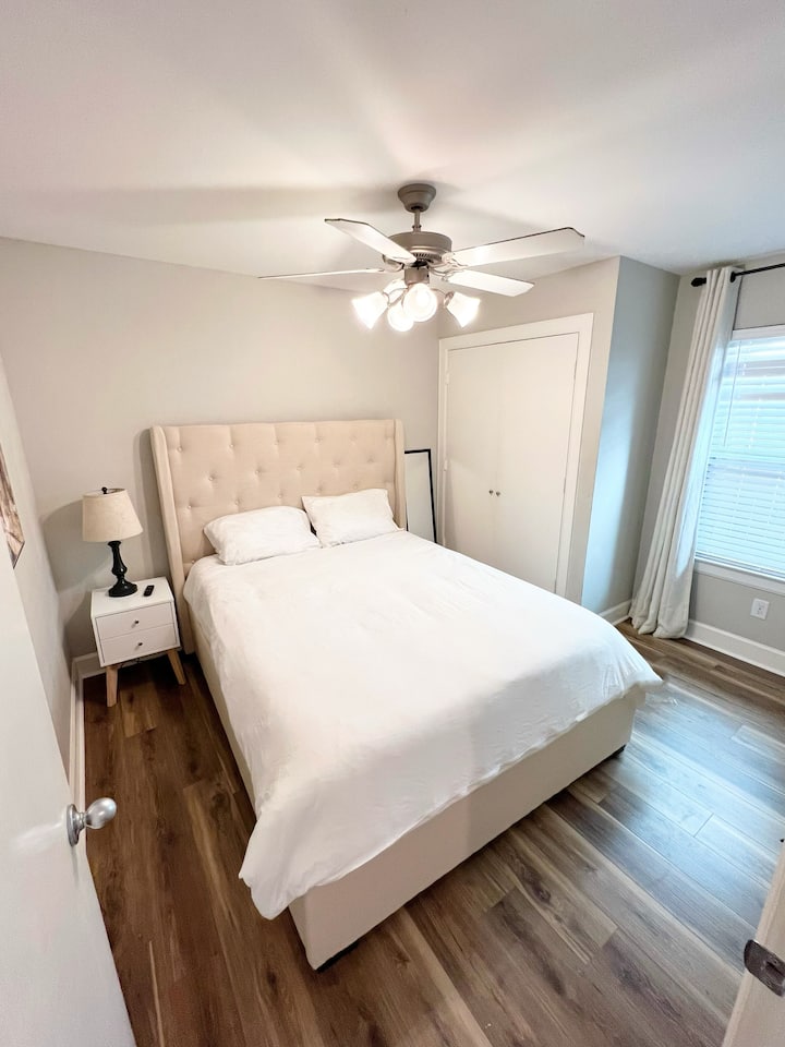 ห้องนอนที่ 3 พร้อมเตียงควีนไซส์ใหม่ที่นอนเมมโมรี่โฟม 12 นิ้วพื้นไม้ใหม่และทีวี