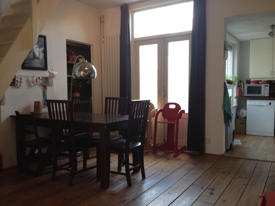 Eetkamer. Zes eetkamerstoelen en twee kinderstoelen aanwezig.