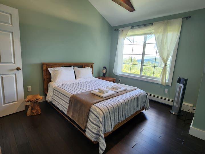 Това е единствената спалня, която има само вентилатор, но не се притеснявайте, нощите в горещите сезони стават студени.