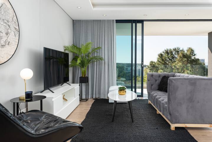 Deluxe Apartment | Views | Fast WiFi | Pool Access