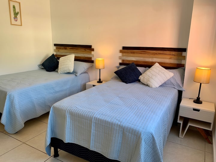 第二间客房配有舒适的床和衣柜。
第二间客房配有舒适的床和衣柜。
