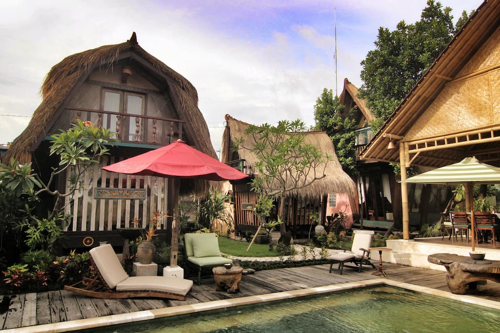 The view from the pool, in the picture 3 wooden houses (balinese: umah lumbung). Single House in the one in the middle. On the right is the dining&kitchen area.