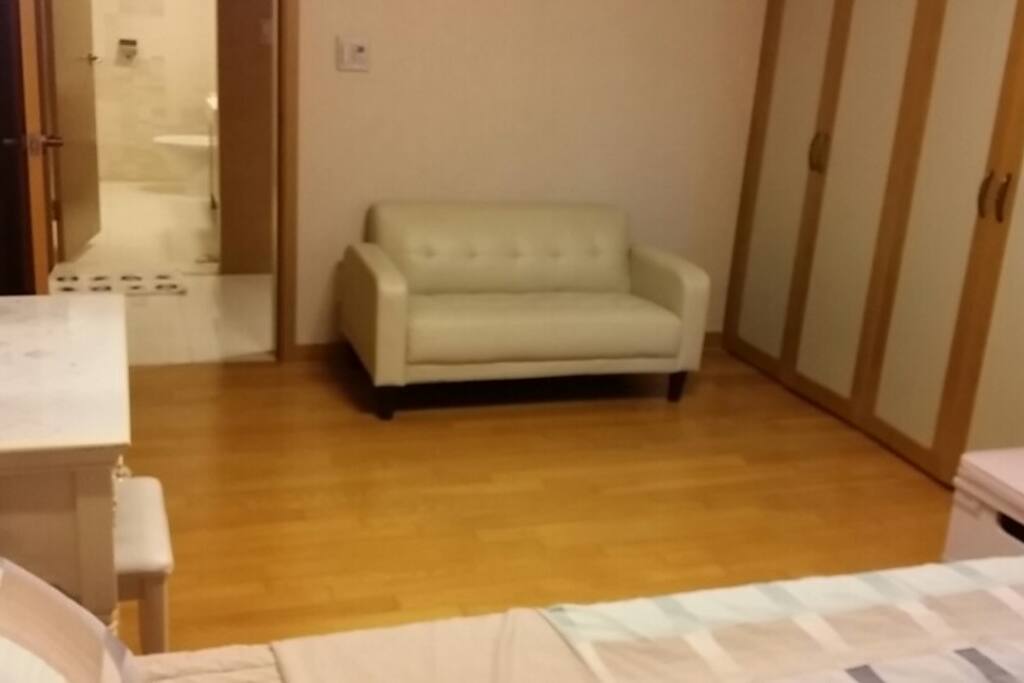 The Photo of 2017 11 15-3
This is the small sofa for just only 2 person.