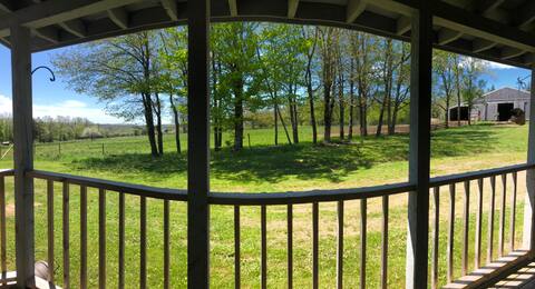 Nuestra acogedora casita de campo con una vista verde herbosa