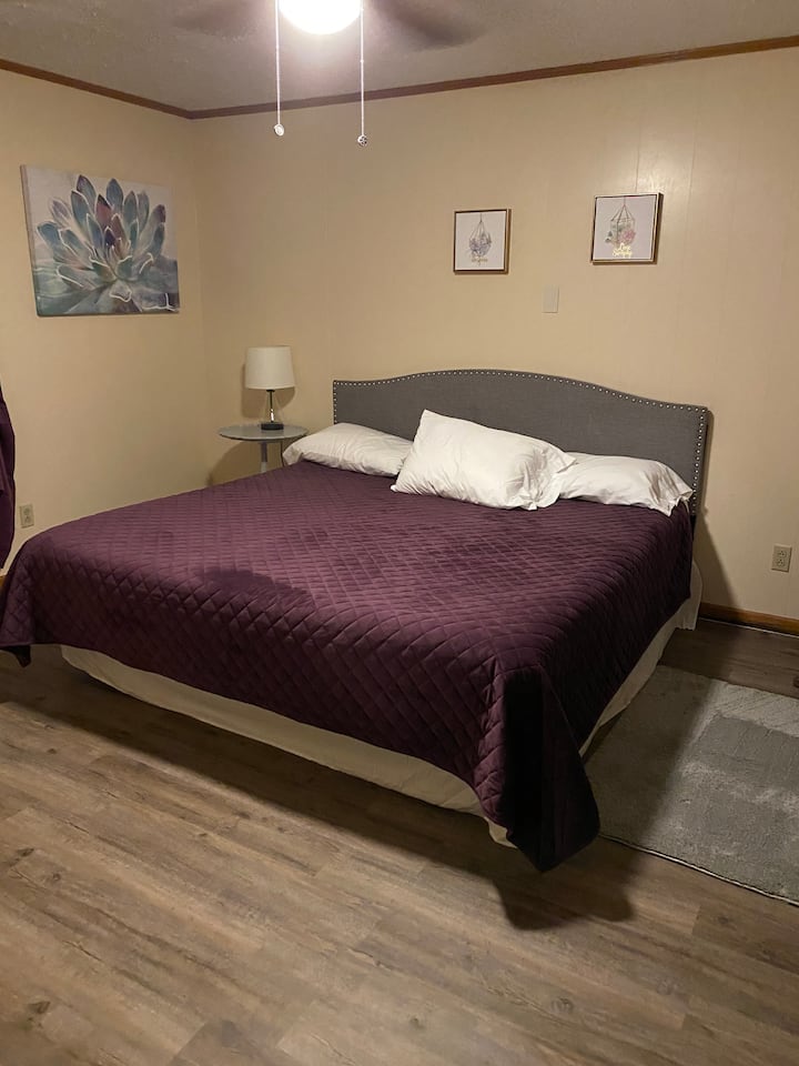 Spálňa s manželskou posteľou a vlastnou kúpeľňou . Izba č.8