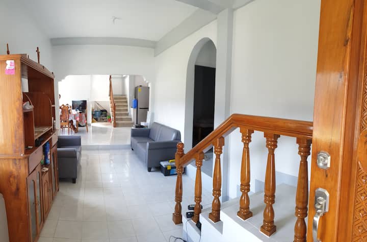 Prostor za opuštanje u prizemlju, s 2 kauča (mogućnost spavanja djeteta bez dodatnih troškova)