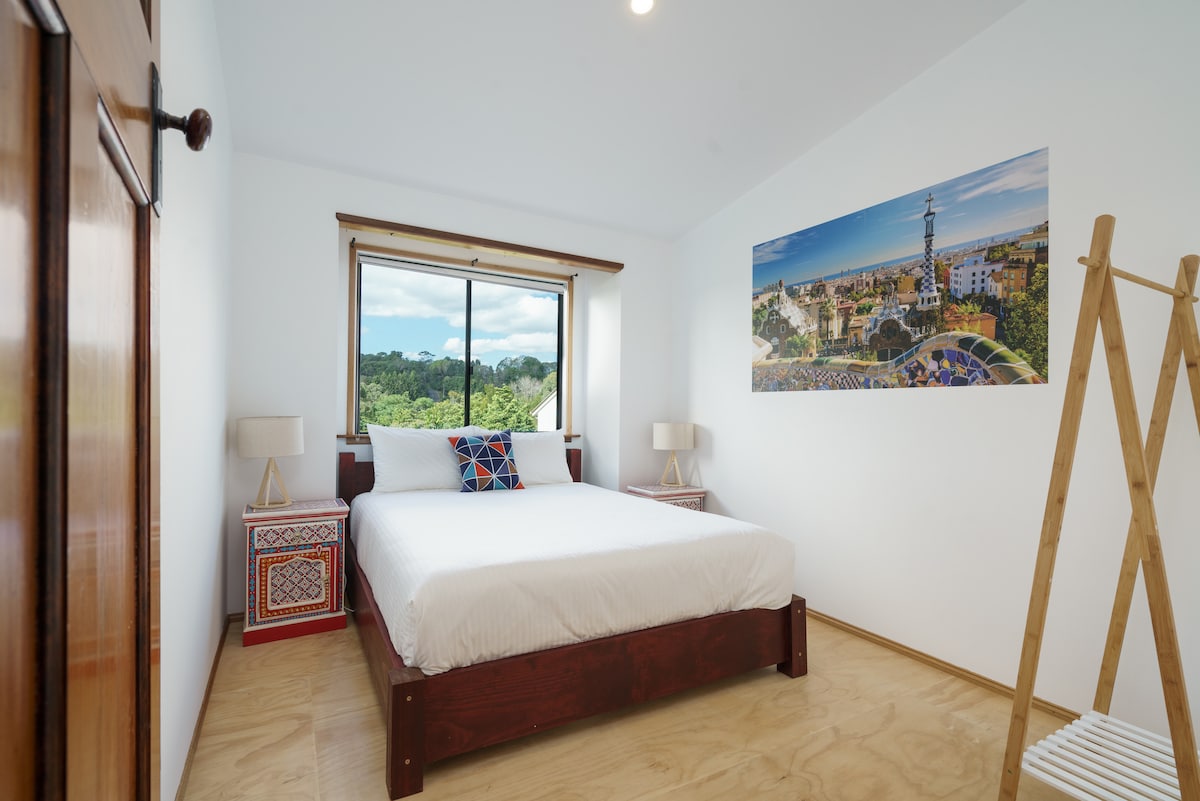 The Antonio Gaudi Queen Bedroom contains a very comfortable pillow-top pocket spring mattress as well as organic wool pillows. Sleep like you are on a cloud in the hills of Maleny.