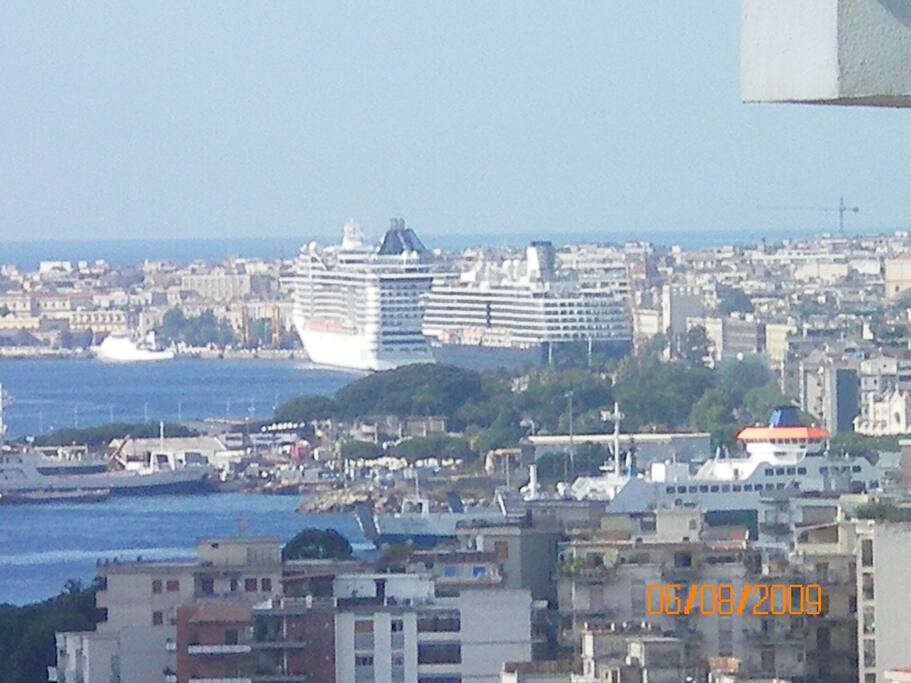 Il porto e la città visti dai balconi