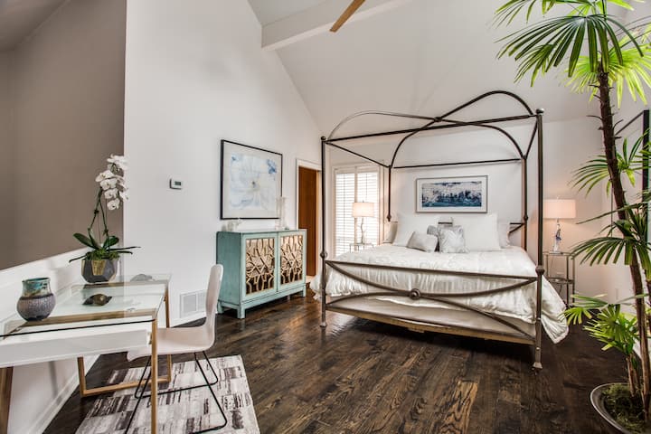 Hlavná spálňa (s manželskou posteľou King) s posteľou s baldachýnom, písacím stolom a 30-stopovými stropmi  (3. poschodie) 