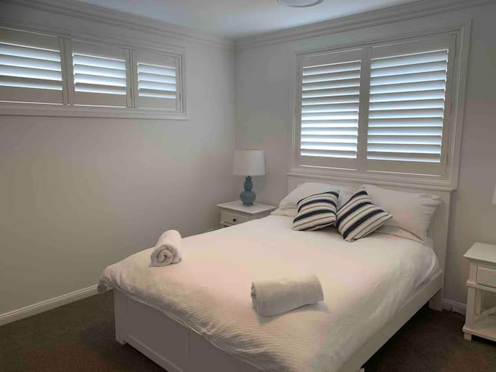 Kvalitné manželské postele Queen s posteľnou bielizňou hotelovej kvality a šatníkom.