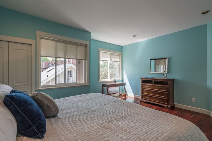 带加大双人床的第二间卧室