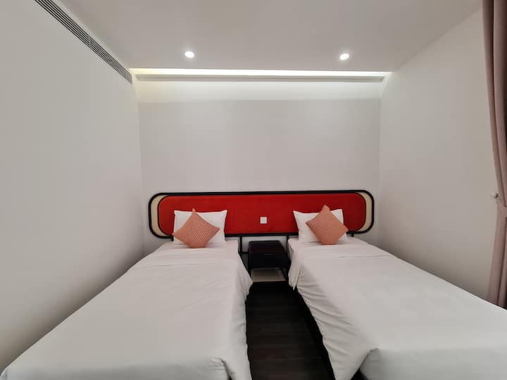 ห้องนอน 2 ห้องพร้อมเตียง 2 เตียงขนาด 1 ม. * 2 ม. เหมาะสำหรับครอบครัวที่มีเด็ก
เตียงนี้ยังเหมาะสำหรับผู้ใหญ่ 2 คน
ยังมีโต๊ะโทรศัพท์และพื้นที่ห้องขนาดใหญ่