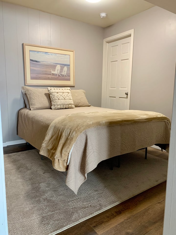 第5间卧室空间是步行穿过房间。 低层设有一张标准双人床。 这间卧室没有其他房间的隐私，因为没有门，您穿过它到达卫生间……这是一间溢出的卧室 