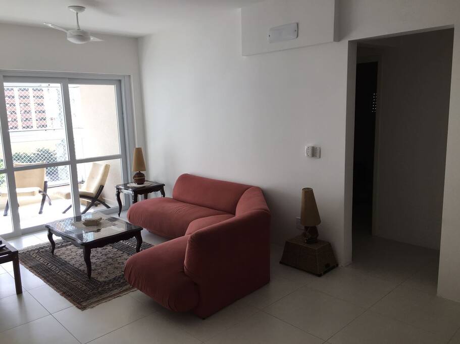 SALA DE ESTAR COM TELEVISÃO