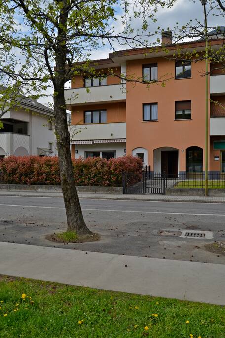 Il nostro appartamento è situato al primo piano di una piccola palazzina in una via tranquilla