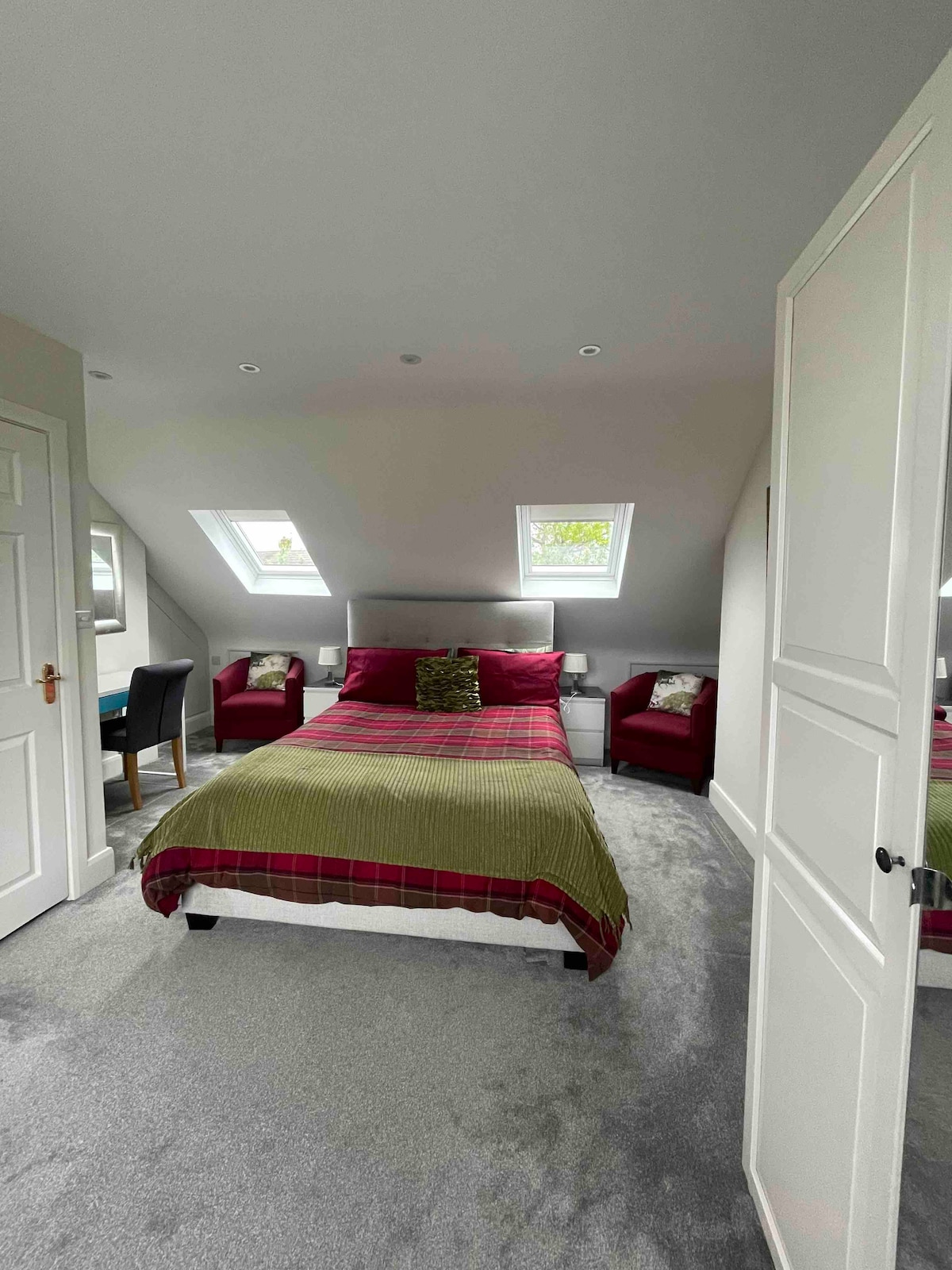 Chumba kikubwa katika roshani. Kitanda cha ukubwa wa mfalme na WARDROBE na kifua cha droo. Meza ya kando ya kitanda na viti vya kustarehesha, Dawati/meza ya kuvaa na kiti. Milango inayoelekea kutua na kwenda kwenye nyumba ya kibinafsi iliyo na mtaro wa mvua 