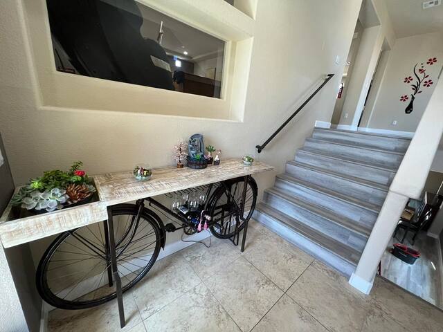 #80 Luxurious Tri-Level 6BR Pool Tbl Arcade Near S gallery image 4