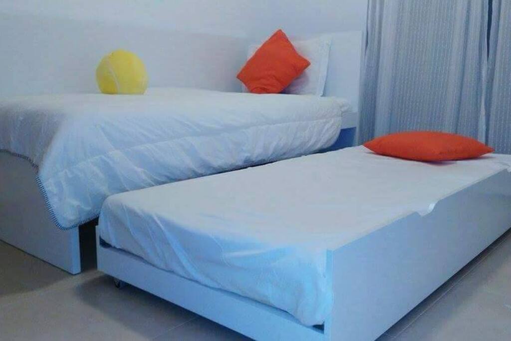 Quarto com duas camas individuais.Roupeiro embutido. Varanda