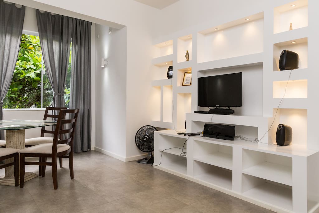 Rack com som e TV