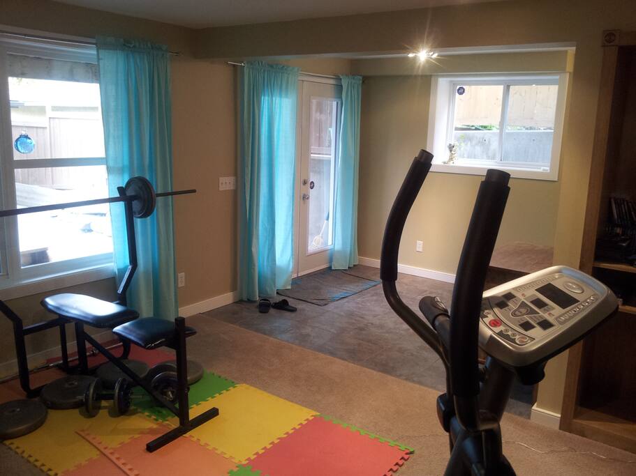 Entranceway & Workout Area
