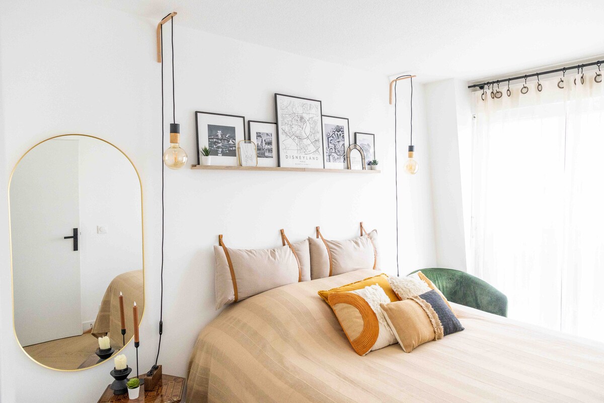 Recámara principal con vestidor contiguo.