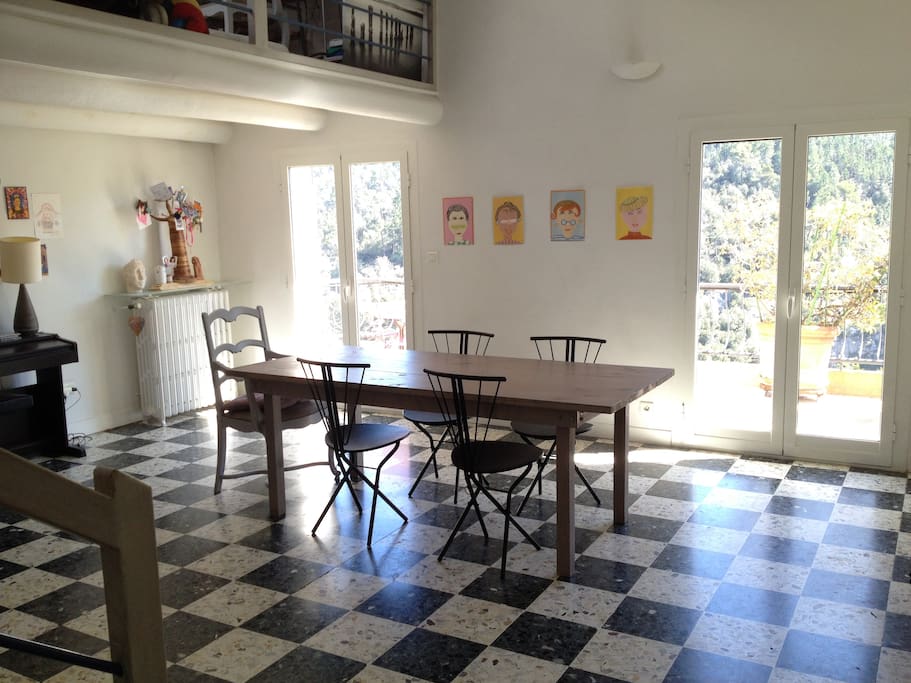 Séjour spacieux et lumineux avec terrasse et mezzanine