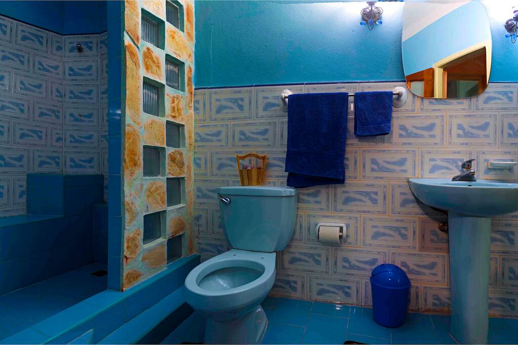 baño privado habitación 1 agua fria y caliente 24 horas