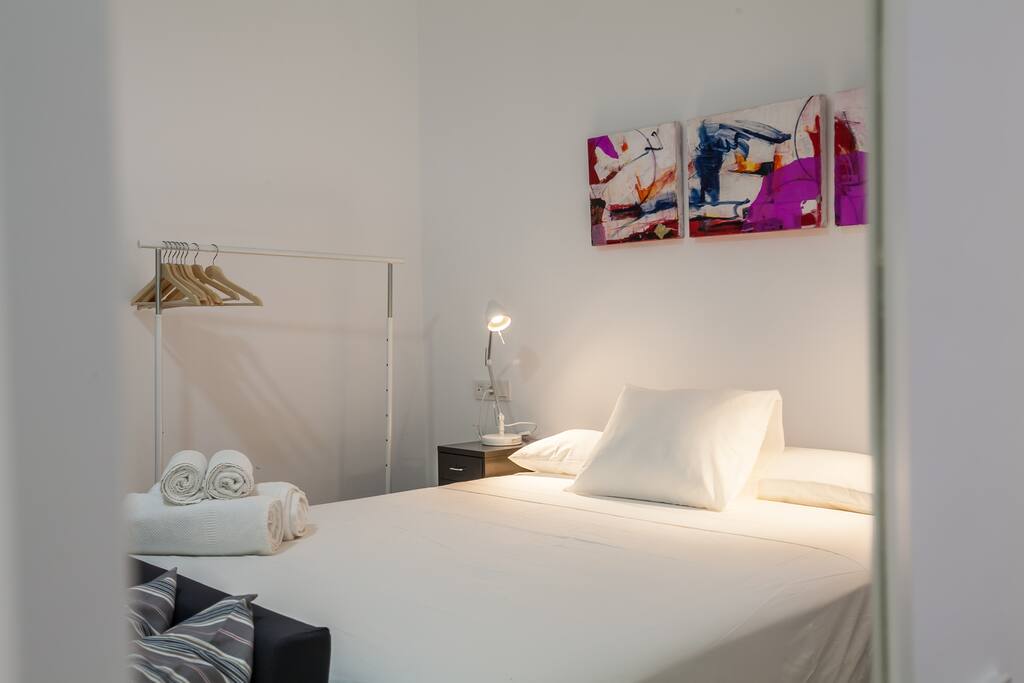 Cama de matrimonio principal desde un ángulo lateral