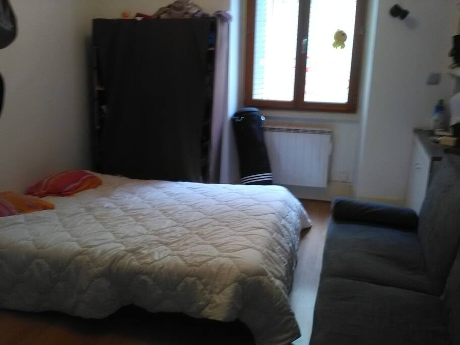 Chambre salon avec une mezzanine deux places, et deux clic-clacs deux places également. Présence d'un lavabo avec eau chaude et eau froide.