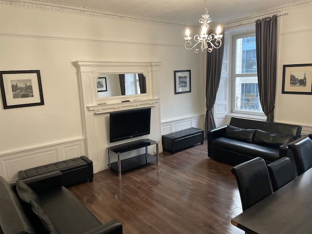 Central Morrison St Apartment sleeps 16 guests gallery image 2