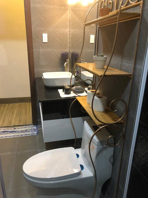 Gentle lighting in bathroom