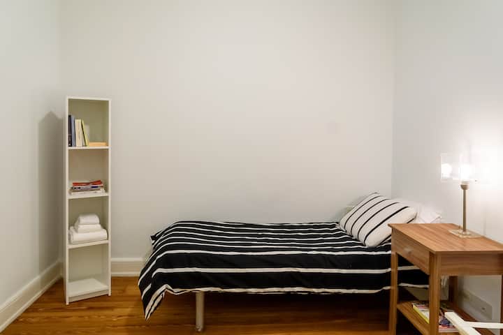 Спална соба со единечен кревет, топол/ладен клима уред
Еднокреветна соба, клима уред топол/ладен