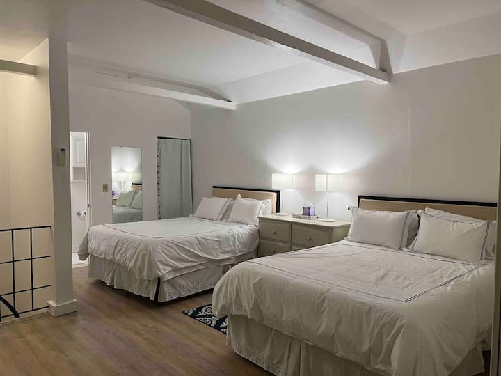 2 lits Queen Size et peuvent accueillir jusqu'à 4 personnes dans cette grande chambre.  Petite salle de bain hors de la chambre et une laveuse et une sécheuse sont disponibles dans le coin
