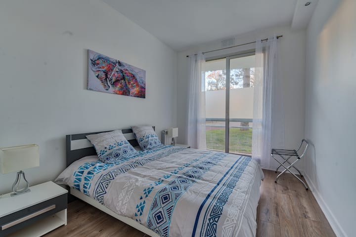 Spálňa 1 s manželskou posteľou veľkosti Queen